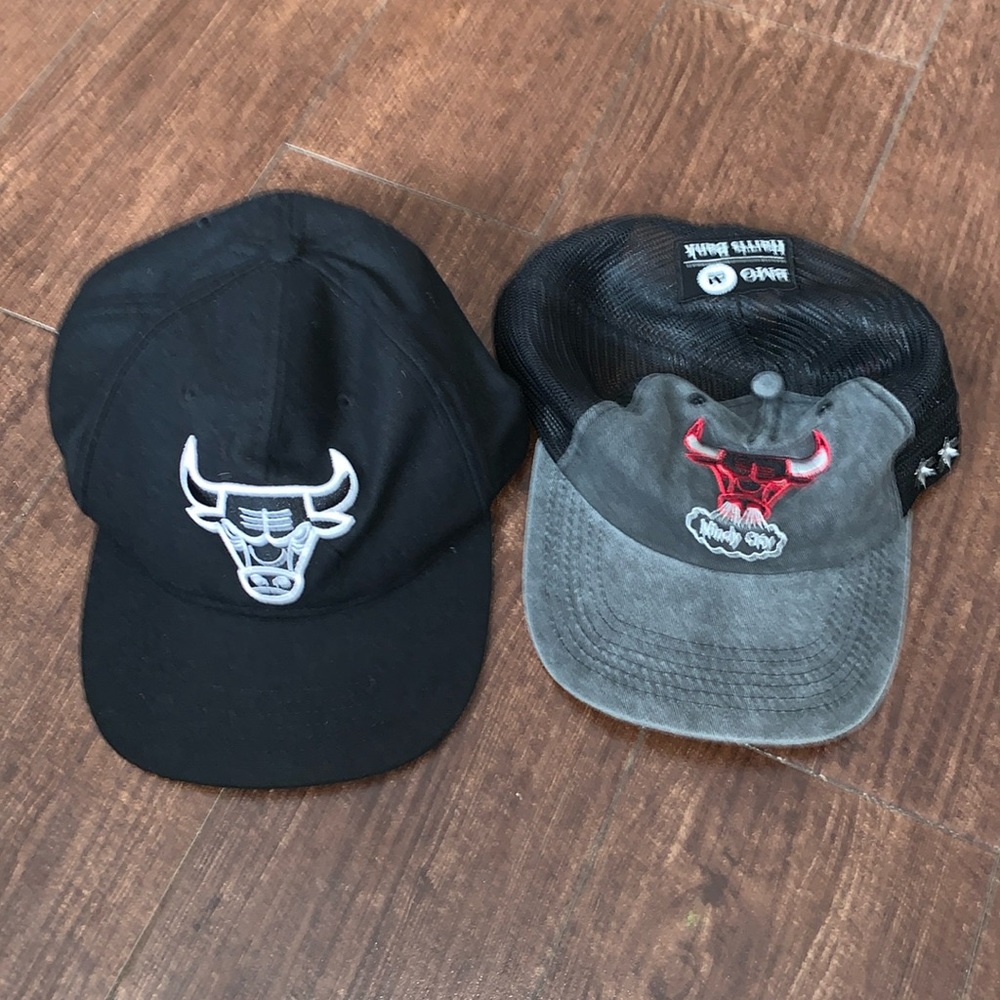 2 men’s Chicago bulls trucker hats 🧢